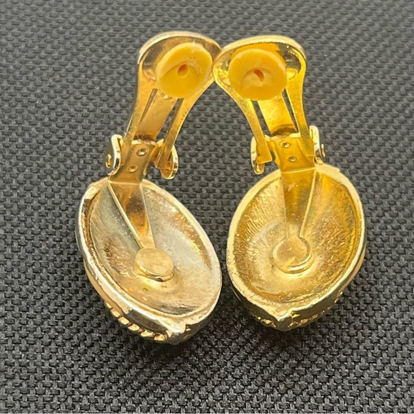 clip on gold tone, oval-shaped faux mabe pearl - Picture 7 of 8